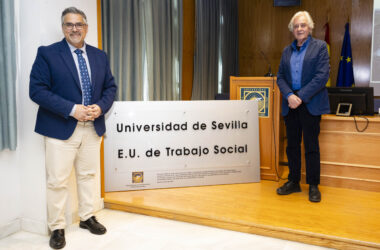 Evaristo Barrera Algarín y José Luis Malagón Bernal junto al rótulo recuperado de la Escuela Universitaria de Trabajo Social.