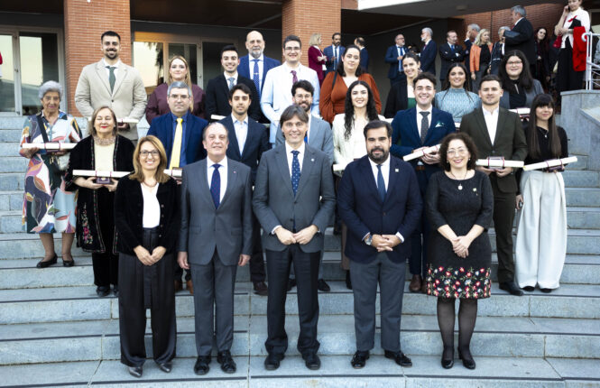 Fotografía de familia de los Premios Real Maestranza a los Mejores Expedientes Académicos