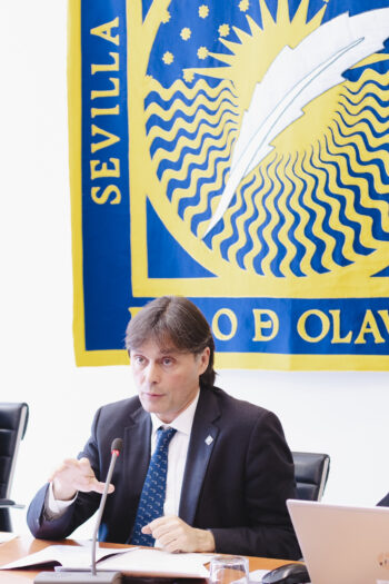 Francisco Oliva durante su informe al Consejo