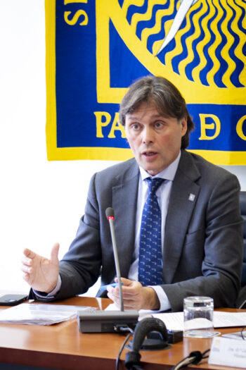 Francisco Oliva durante su informe al Consejo de Gobierno