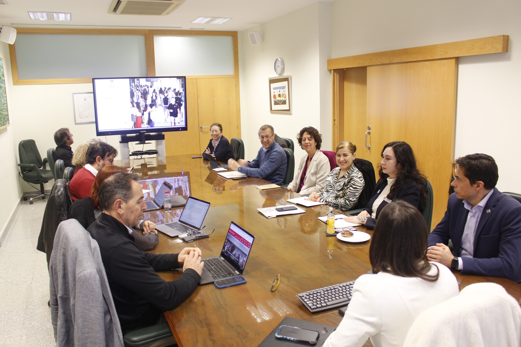 Esta mañana hemos recibido la visita de representantes de la Hispanic Association of Colleges and Universities (HACU), una asociación que agrupa a universidades estadounidenses en las que al menos el 25 % del estudiantado es de origen hispano.

Durante el encuentro institucional, presidido por la vicerrectora de Internacionalización, Marián Morón, las representantes de HACU, Oralia De los Reyes, vicepresidenta de Programas y Servicios de la organización, y Pamela Garza, directora ejecutiva del Institute for Global Engagement, han presentado las líneas de trabajo de la asociación y sus iniciativas para fortalecer la cooperación académica y la internacionalización de la educación superior.

Esta visita se enmarca en el interés común por impulsar la colaboración internacional y reforzar los vínculos entre instituciones universitarias comprometidas con la diversidad y la proyección global de la educación superior.

#OlavideInternacional