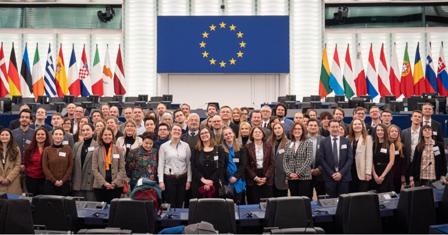 🌍 Europa está ahora más cerca en la Universidad Pablo de Olavide

Tras un exigente proceso de selección, nos hemos incorporado a EPICUR, una de las alianzas universitarias europeas más relevantes. Un paso importante que refuerza nuestra proyección internacional y multiplica las oportunidades de formación, movilidad e investigación para toda nuestra comunidad universitaria.

Formar parte de EPICUR significa integrarnos en una red de universidades de nueve países europeos, integrada por Université de Strasbourg (Francia), coordinadora de la Alianza; Albert-Ludwigs-Universität Freiburg (Alemania); Karlsruhe Institute of Technology – KIT (Alemania); Aristotle University of Thessaloniki (Grecia); University of Upper Alsace – UHA (Francia); Adam Mickiewicz University (Polonia); BOKU – University of Natural Resources and Life Sciences, Vienna (Austria); University of Southern Denmark – SDU (Dinamarca); Università di Roma Tre (Italia); y University of Basel (Suiza). En total, una comunidad de más de 280.000 estudiantes, 29.000 investigadores y 17.000 profesionales.

Para nuestro estudiantado, esta incorporación se traduce en nuevas formas de vivir la universidad: acceso a asignaturas compartidas con universidades europeas, experiencias de aprendizaje híbridas y nuevos formatos de movilidad con reconocimiento académico. Un modelo más flexible que facilita una experiencia internacional combinando lo presencial, lo virtual y lo mixto.

Además, EPICUR impulsa un campus europeo interconectado desde etapas tempranas y abre la puerta a formarse en ámbitos clave como la sostenibilidad, la salud global, la transformación digital o la innovación.

La alianza también refuerza la investigación, la innovación educativa y la colaboración internacional de nuestro profesorado, mejorando así la formación que ofrecemos y ampliando las oportunidades académicas y científicas.

Nos sumamos a EPICUR en sintonía con valores que compartimos: igualdad, diversidad, inclusión y sostenibilidad, aportando además nuestras fortalezas en internacionalización y nuestra conexión con América Latina y el Mediterráneo.

🔗 Lee la noticia completa en el link de la Bio.

#EPICUR #OlavideInternacional