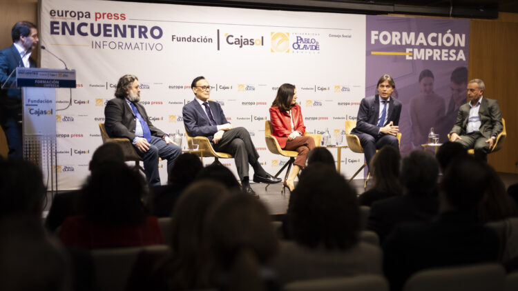 Juan José Gómez, José Carlos Gómez Villamandos, Rocío Blanco, Francisco Oliva y Julio Pérez durante el Encuentro 'Formación y Empresa'