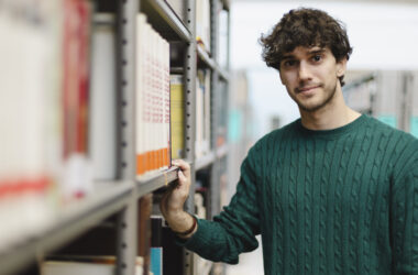 Gonzalo Carnacea en la Biblioteca-CRAI de la Olavide