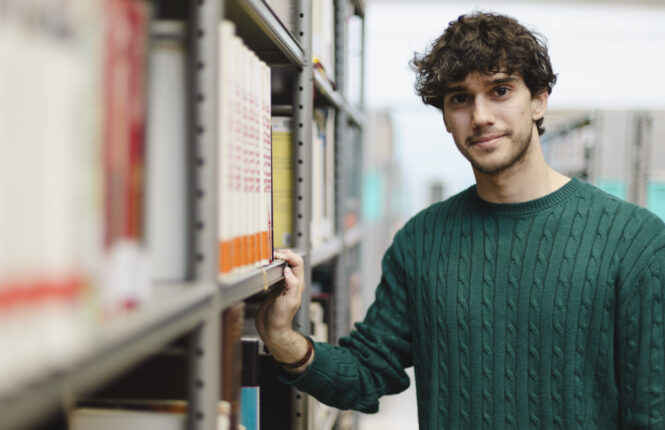Gonzalo Carnacea en la Biblioteca-CRAI de la Olavide