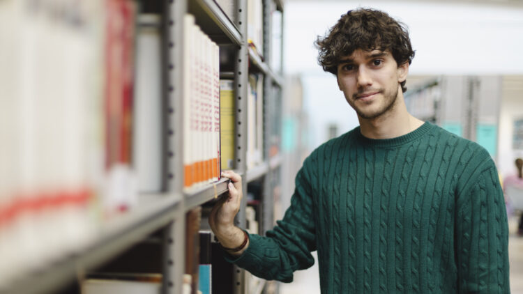 Gonzalo Carnacea en la Biblioteca-CRAI de la Olavide