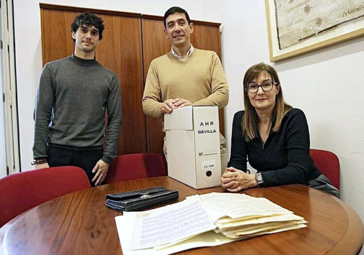 Gonzalo Carnacea con Braulio Vázquez Campos, director del Archivo Histórico Provincial de Sevilla y Eva Vázquez Roldán, asesora técnica en Gestión Documental