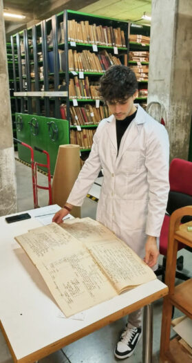 Gonzalo Carnacea en el Archivo Histórico Provincial