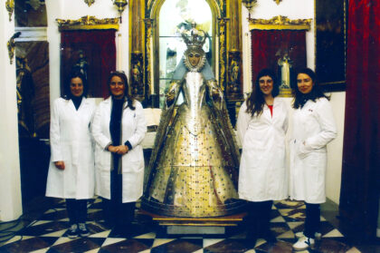 Auxiliadora Gómez, Pilar Ortiz, Andrea Gil y Laura Toro en la Archicofradía de Nuestra Señora del Rosario de Granada