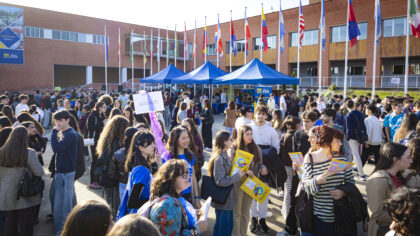 Jornadas de Bienvenida 2026: estudiantes llenan la plaza de América del campus