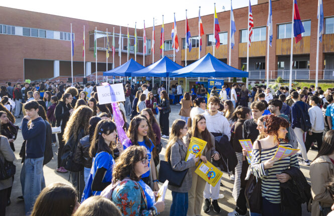 Jornadas de Bienvenida 2026: estudiantes llenan la plaza de América del campus