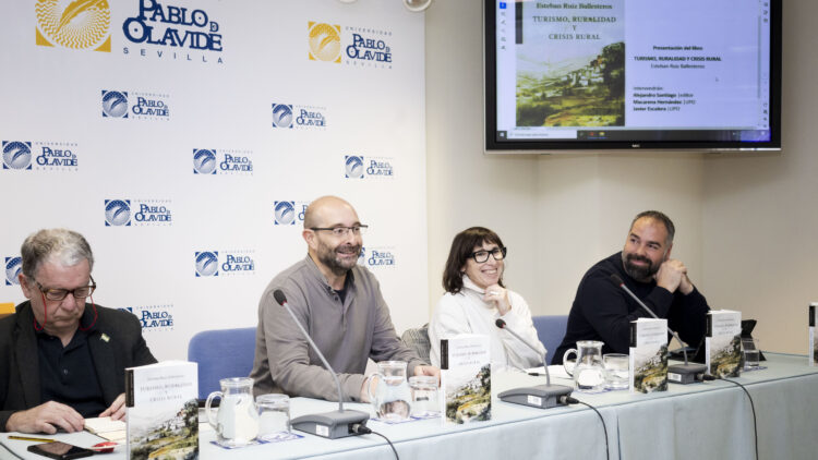 Javier Escalera, Esteban Ruiz, Macarena Hernández y Alejandro Santiago en la presentación de 'Turismo, ruralidad y crisis rural'