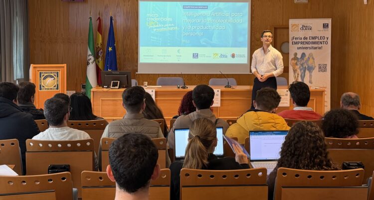 Estudiantes atienden una clase de la microcredencial ‘Aplicaciones de IA para la productividad personal’