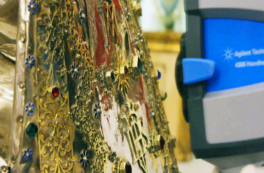 Análisis in situ con técnicas portátiles no destructivas del vestido de plata de la Virgen del Rosario de Granada.