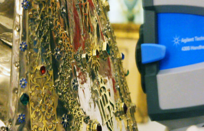 Análisis in situ con técnicas portátiles no destructivas del vestido de plata de la Virgen del Rosario de Granada.