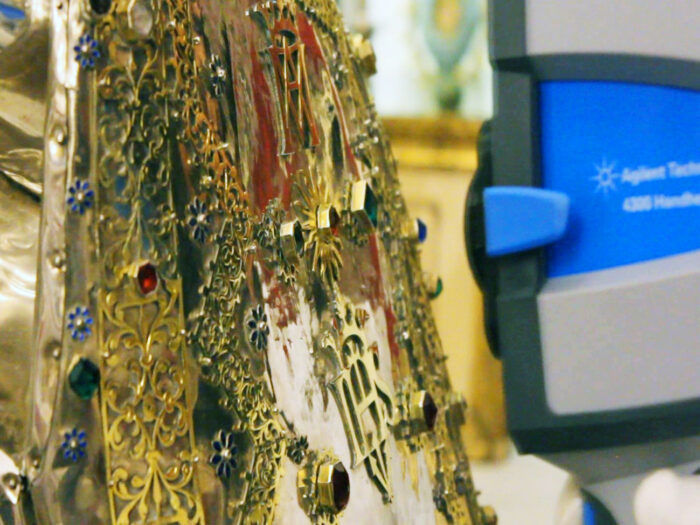 Análisis in situ con técnicas portátiles no destructivas del vestido de plata de la Virgen del Rosario de Granada.