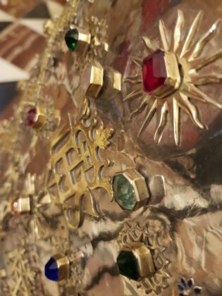 Detalle del vestido de la Virgen del Rosario de Granada