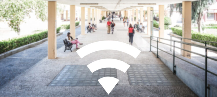 Vista del Pasaje de la Ilustración del campus con un icono de la señal WiFi en primer término