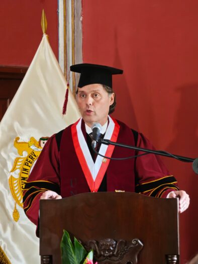 Francisco Oliva durante su discurso en la UNMSM