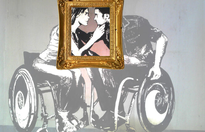 Dos jóvenes en silla de ruedas se besan (los rostros están enmarcados, y el resto del cuerpo está desdibujado)