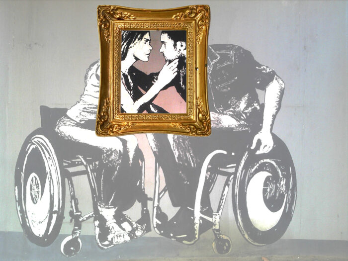 Dos jóvenes en silla de ruedas se besan (los rostros están enmarcados, y el resto del cuerpo está desdibujado)