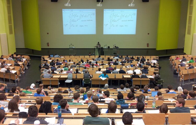 Vista de un aula universitaria con estudiantes