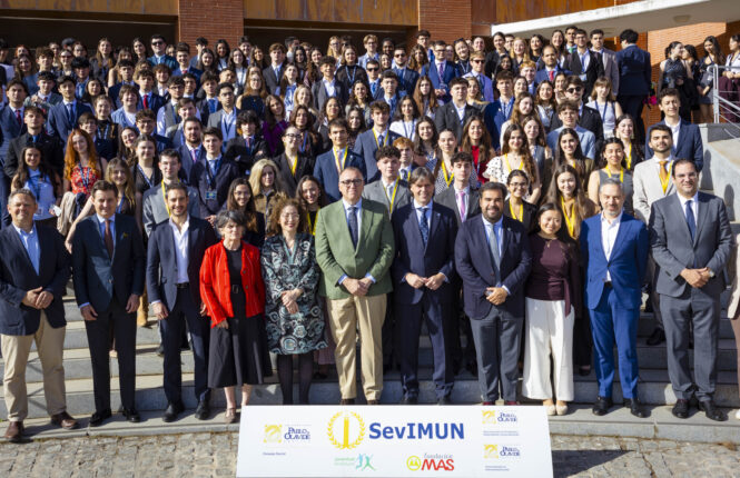Foto de familia de la sesión inaugural de SevIMUN 2026