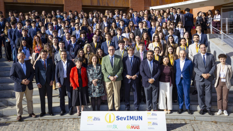 Foto de familia de la sesión inaugural de SevIMUN 2026
