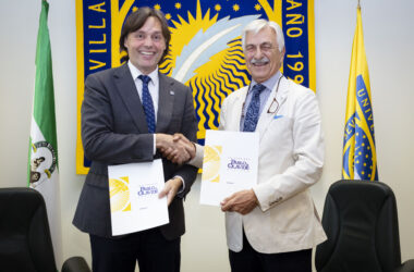 El rector de la Universidad Pablo de Olavide, Francisco Oliva Blázquez, y el presidente de ELA Andalucía, Francisco Javier Pedregal Pardo, durante la firma del protocolo de colaboración