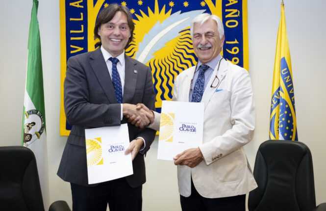 El rector de la Universidad Pablo de Olavide, Francisco Oliva Blázquez, y el presidente de ELA Andalucía, Francisco Javier Pedregal Pardo, durante la firma del protocolo de colaboración