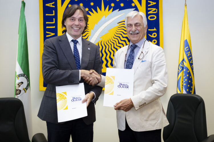 El rector de la Universidad Pablo de Olavide, Francisco Oliva Blázquez, y el presidente de ELA Andalucía, Francisco Javier Pedregal Pardo, durante la firma del protocolo de colaboración