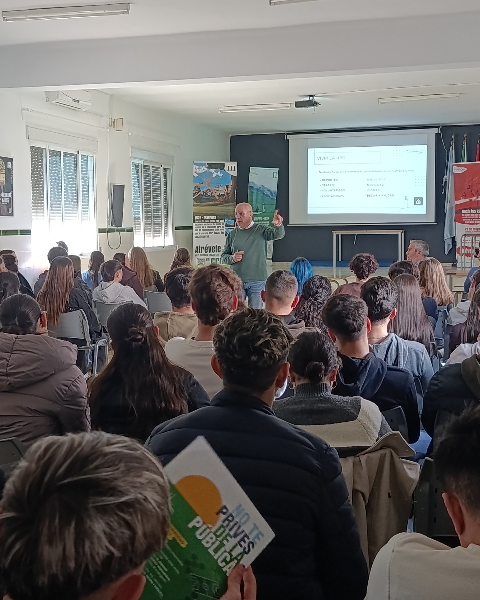 La semana pasada finalizamos las visitas a centros educativos de Sevilla y provincia para facilitar a los/las jóvenes preuniversitarios/as el tránsito a esta nueva etapa académica.Desde el Área de Estudiantes de Grado se han visitado 15 centros educativos, acompañando a 1.121 estudiantes de Bachillerato y Ciclos Formativos en ese momento clave en el que empiezan a mirar hacia la universidad.Durante las charlas informativas, el personal de la UPO les ha presentado nuestra oferta académica de grado, así como los servicios, instalaciones y recursos del campus, además de informarles sobre la PAU 2026 y el proceso de preinscripción.Pero, sobre todo, hemos querido resolver sus dudas y acercar la Olavide a quienes están a punto de dar el siguiente paso en sus estudios.¡Nos vemos muy pronto en la Olavide! 🙂#LaOlavideEresTú #orientaciónuniversitaria #universidadpablodeolavide #PAU2026