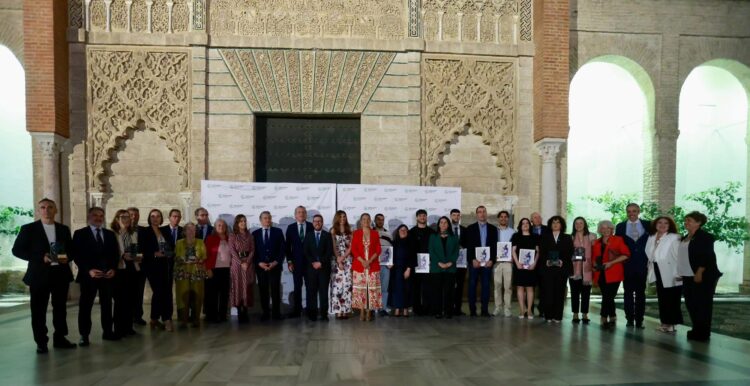 Foto de familia de los Galardones Contra el Cáncer 2026