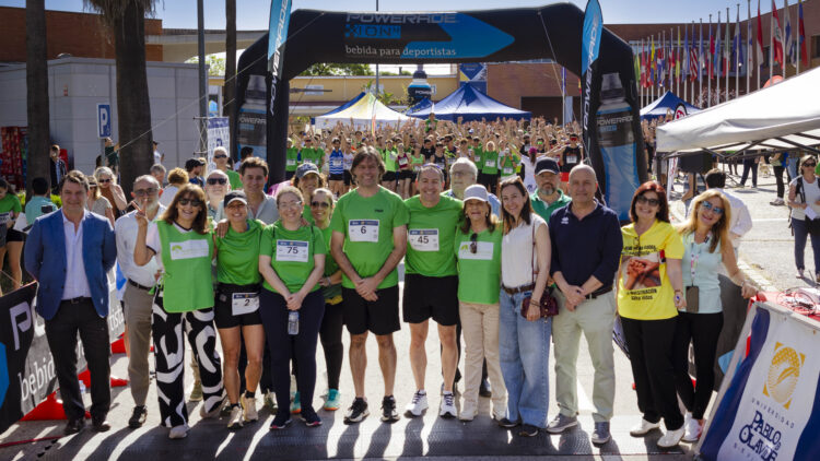Foto de familia de los participantes en la Carrera