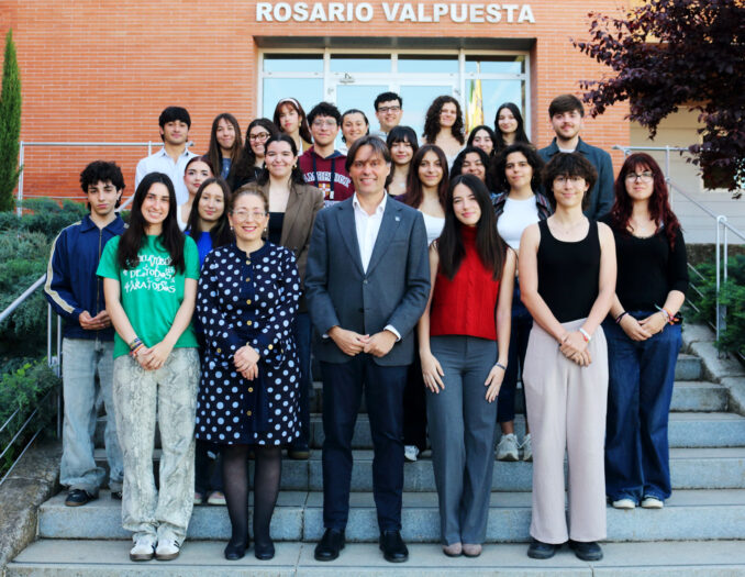 El Consejo de Estudiantes de la UPO junto con el rector y la vicerrectora de Estudiantes.