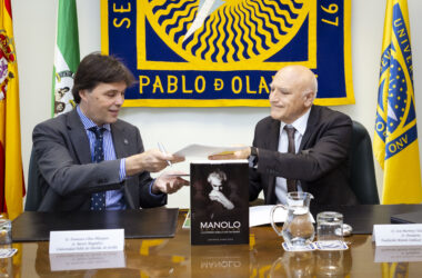 Francisco Oliva y José Martínez Talavera, durante la firma del protocolo general de colaboración.