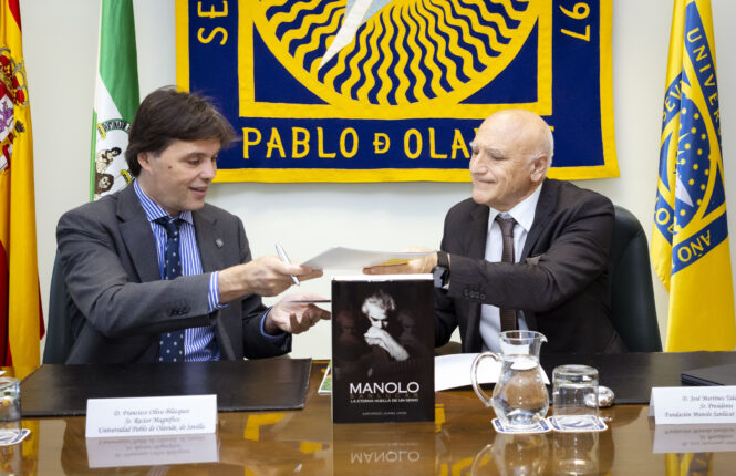 Francisco Oliva y José Martínez Talavera, durante la firma del protocolo general de colaboración.