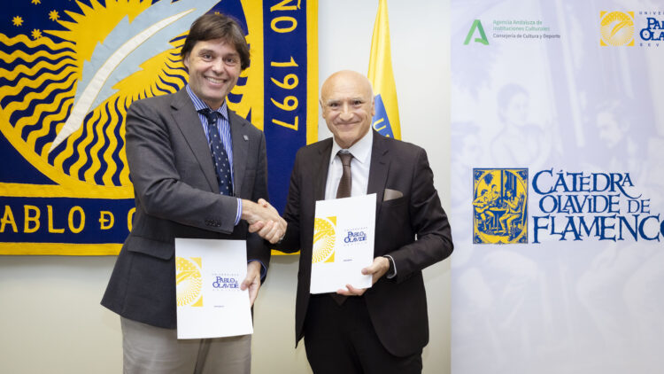 Francisco Oliva y José Martínez Talavera, tras la firma del protocolo general de colaboración.