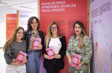 Mónica Domínguez (dcha) con el equipo de la Oficina para la Igualdad de la UPO