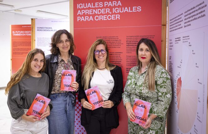 Mónica Domínguez (dcha) con el equipo de la Oficina para la Igualdad de la UPO