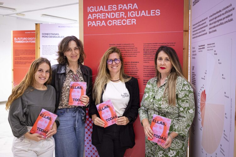 Mónica Domínguez (dcha) con el equipo de la Oficina para la Igualdad de la UPO