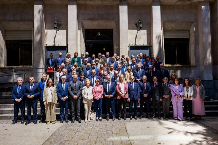 Foto de familia de la Asamblea General celebrada en la Escuela Técnica Superior de Minas y Energía de la Universidad Politécnica de Madrid