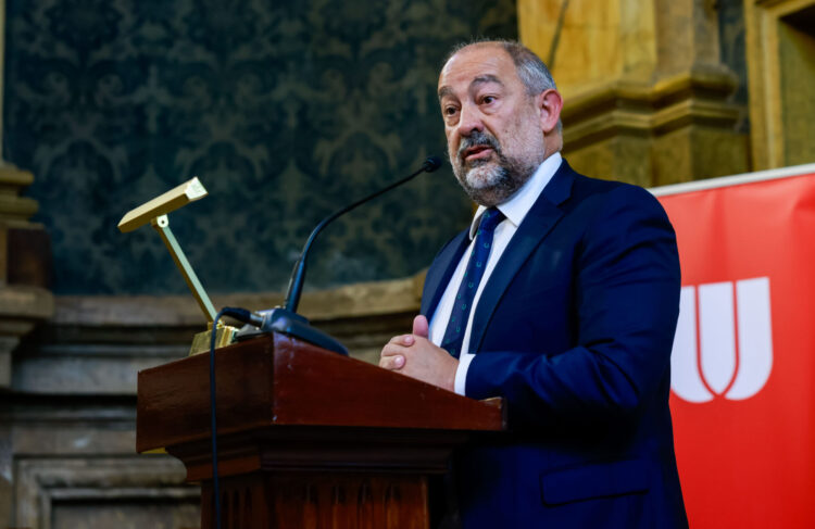 El rector de la UCLM, Julián Garde López-Brea, se dirige a la Asamblea General de CRUE antes de ser elegido nuevo presidente