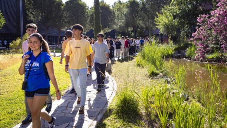 Un grupo de estudiantes visita el campus guiados por 'lazarillos' UPO