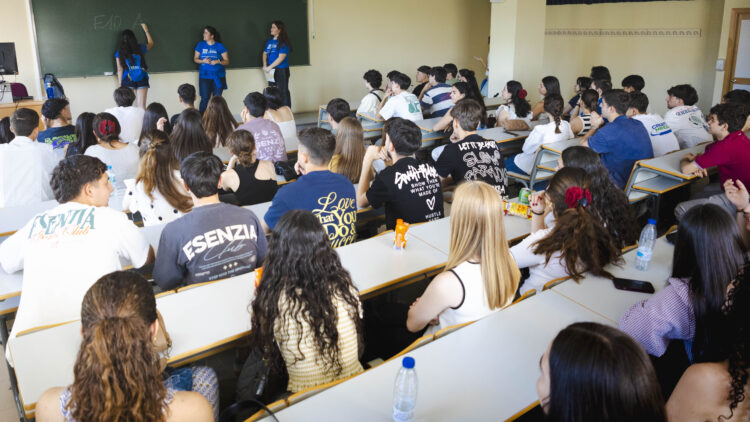 Estudiantes que realizarán la PAU en la UPO visitan el campus