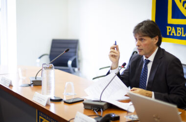 Francisco Oliva durante su informe al Consejo de Gobierno del 30 de abril
