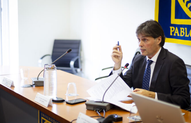 Francisco Oliva durante su informe al Consejo de Gobierno del 30 de abril