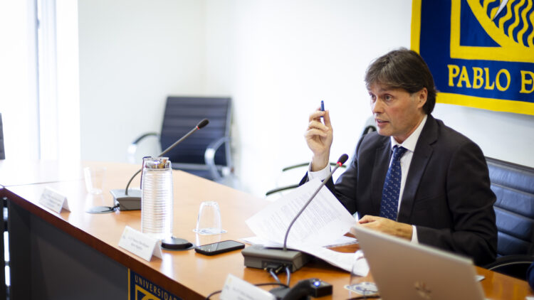 Francisco Oliva durante su informe al Consejo de Gobierno del 30 de abril