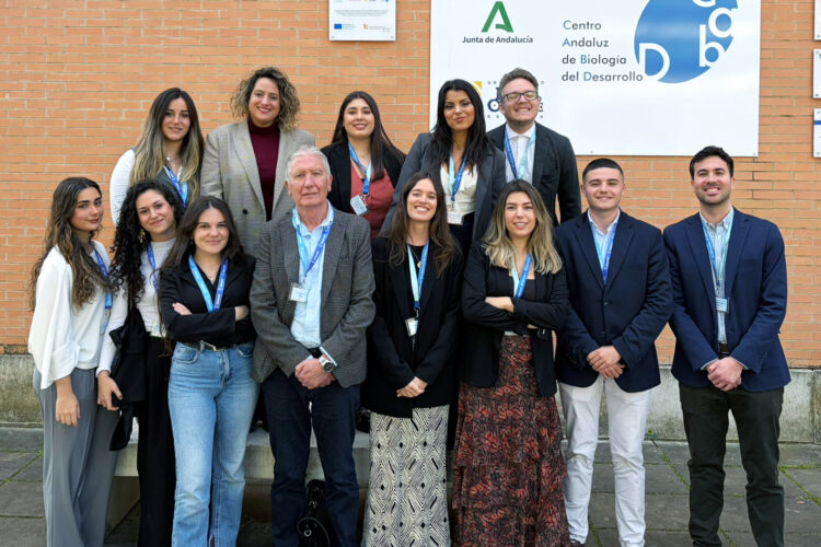 El equipo investigador de Sánchez Alcázar (4º izq.) en el CABD