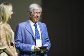 José M.ª Delgado recibe la Medalla de Oro de la Provincia de manos de la alcaldesa de Alcalá de Guadaíra